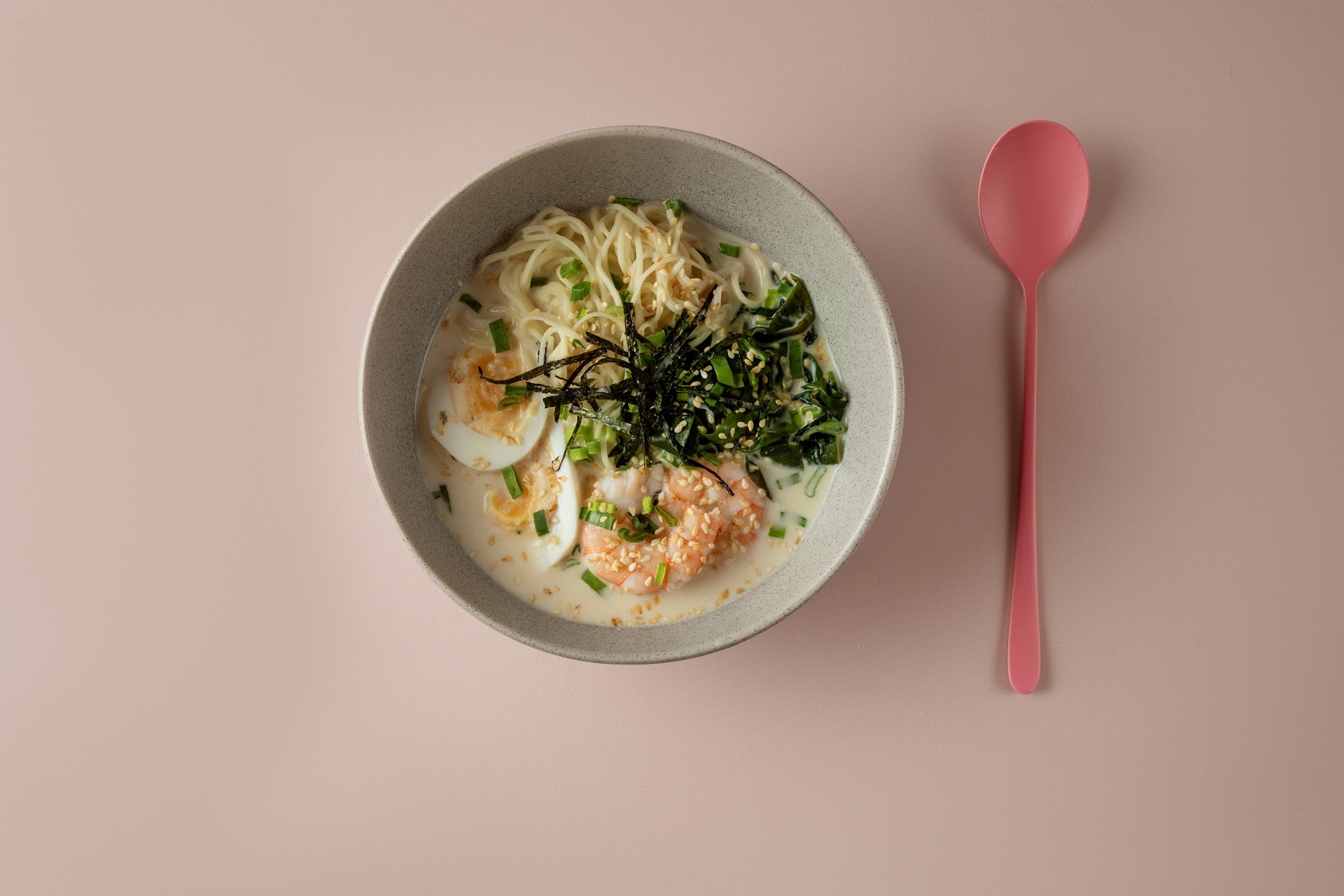 Сливочный рамен с креветками