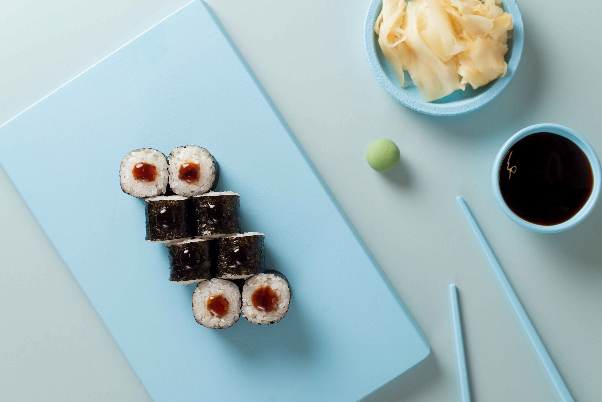 Хосомаки с угрем