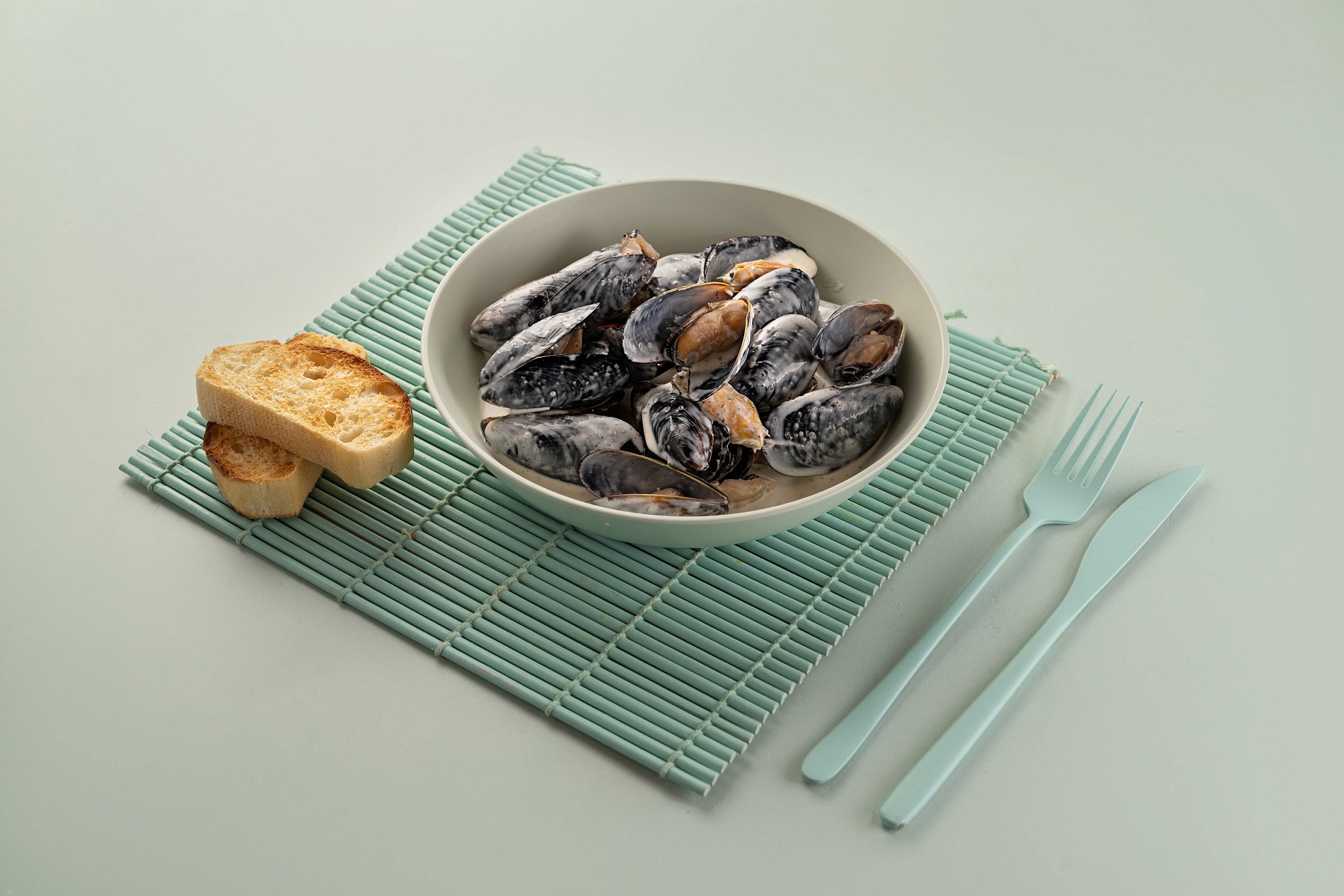 Мидии с пармезаном в сливочном соусе