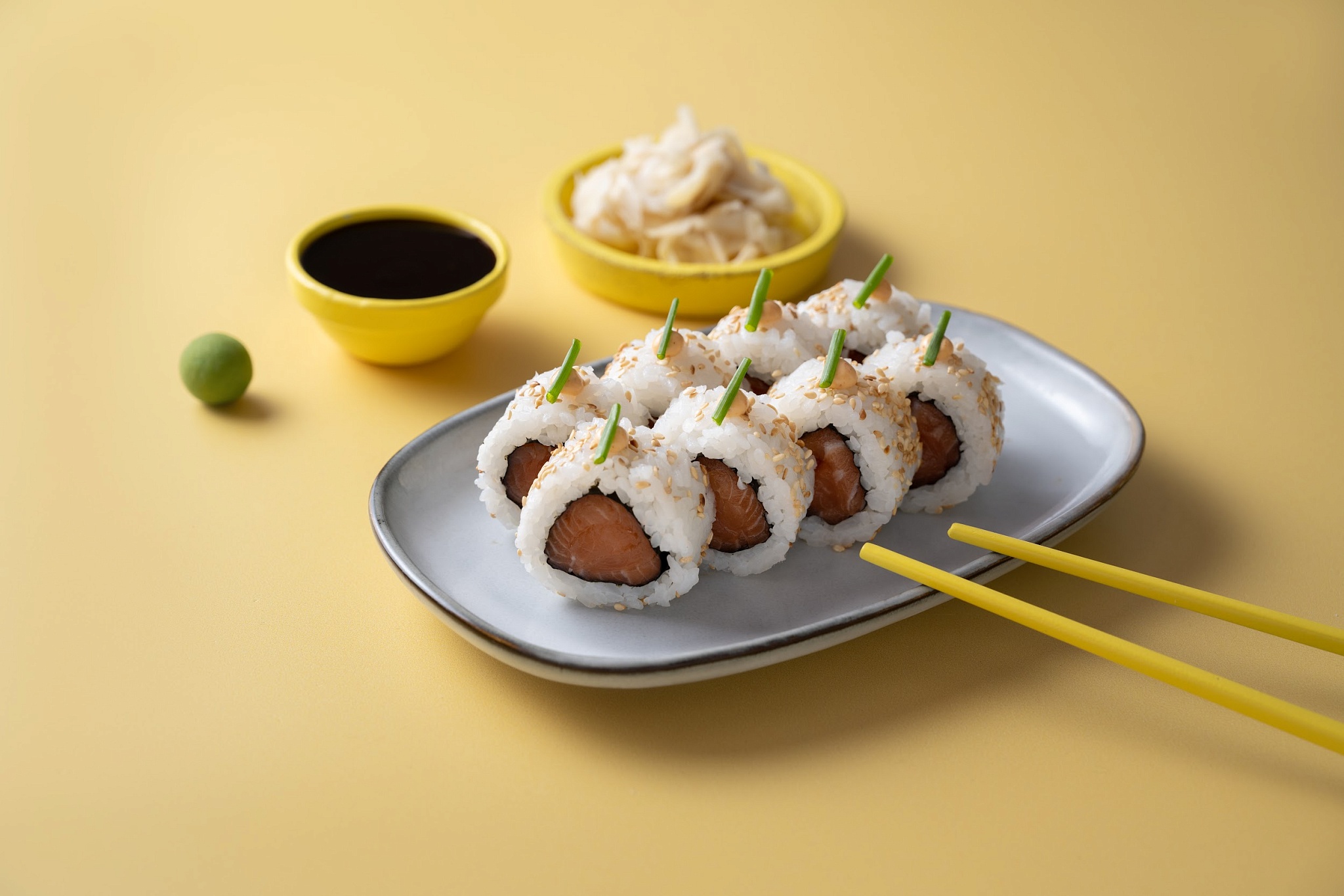 Ролл с лососем и спайси