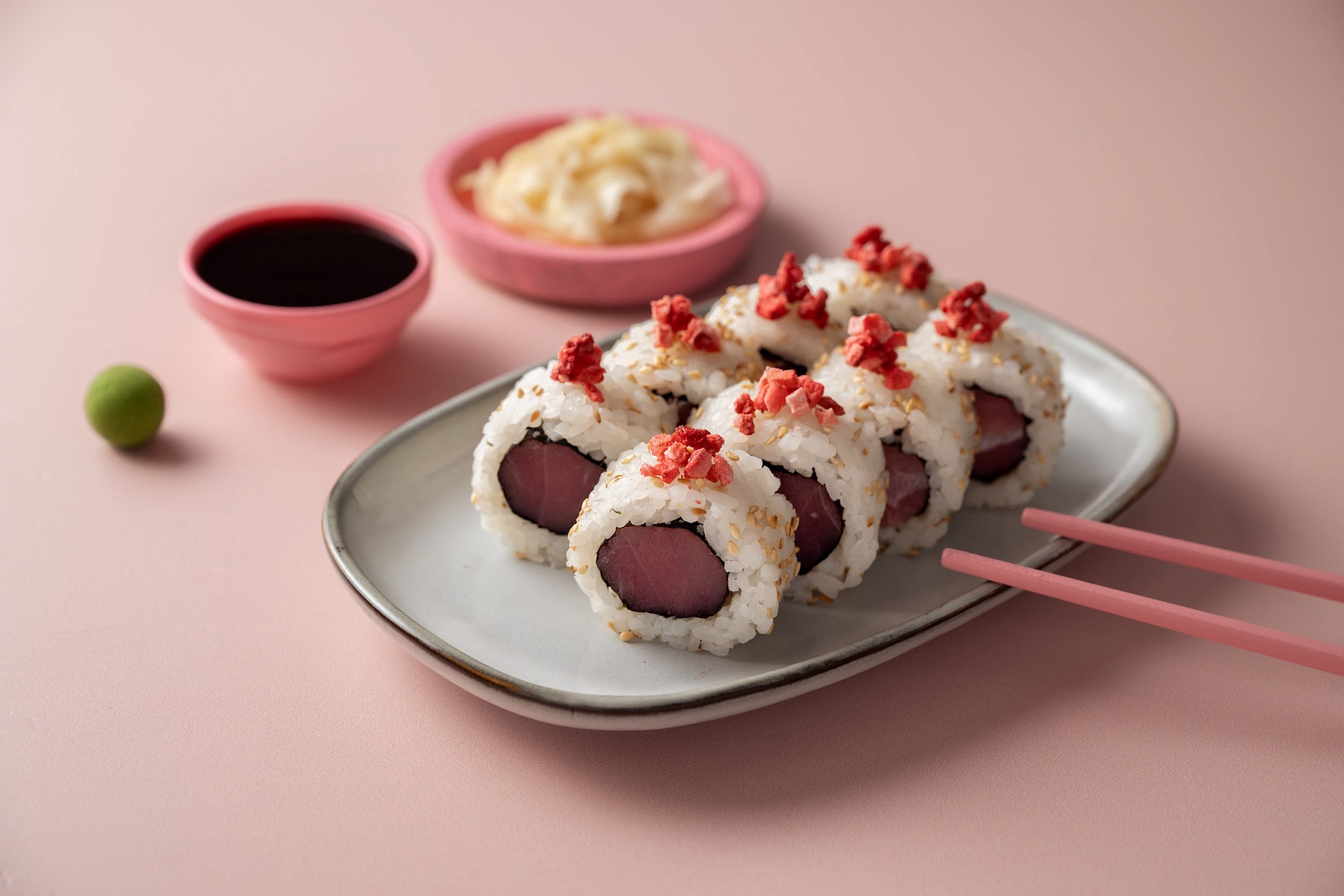 Ролл с тунцом и клубникой